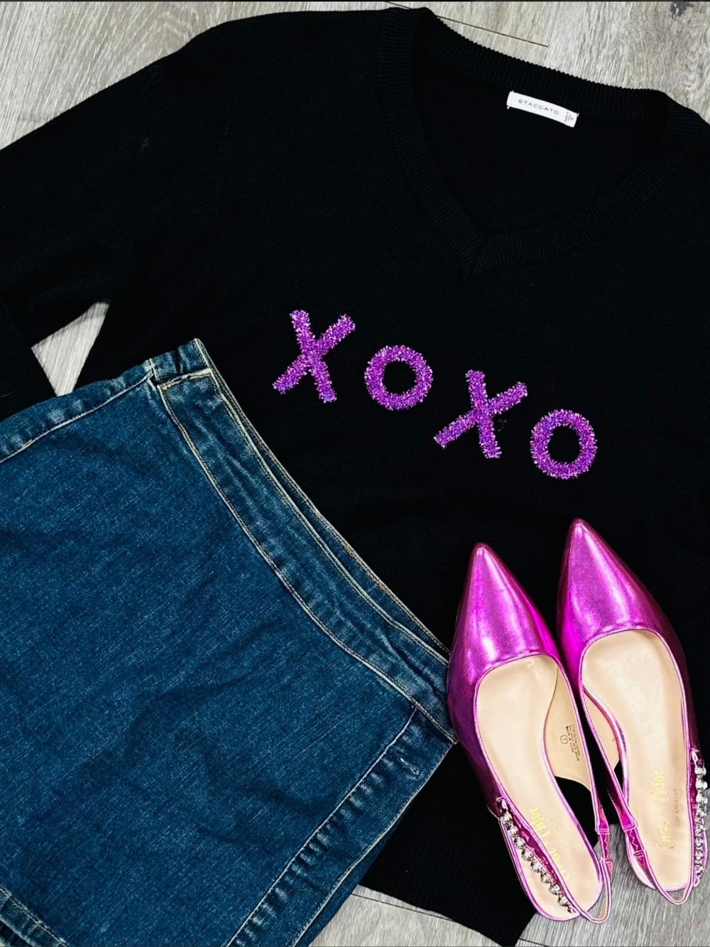 New Staccato Black V‑Neck Sweater with Purple 'XOXO' Embellishment Size Large